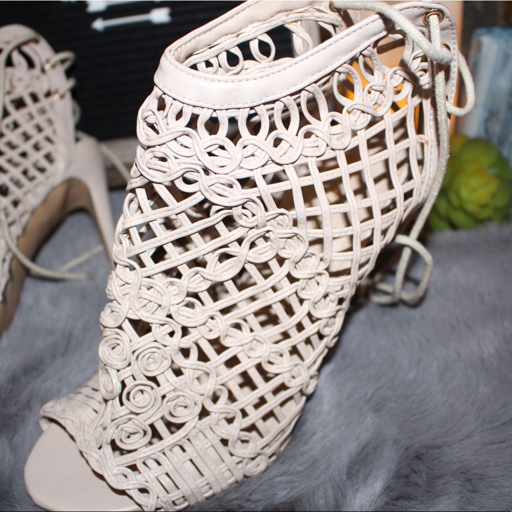 CREAM HEELS